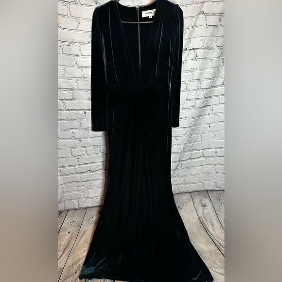 Camilyn Beth Valerie Velvet Gown - Picture 4 of 8